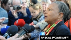 L'ancienne ministre française de la Justice Christiane Taubira parle aux journalistes le 3 avril 2017 à Colomiers, France.