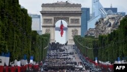 កងកម្លាំង​រង់ចាំនៅក្បែរ​ Arc de Triomphe ក្នុងទីក្រុង​ប៉ារីសមុន​នឹង​ចូលរួម​ក្នុង​ទិវាហែក្បួន​ថ្ងៃ Bastille Day នៅផ្លូវ Champs-Elysee កាលពីថ្ងៃទី១៤ កក្កដា ២០១៦។