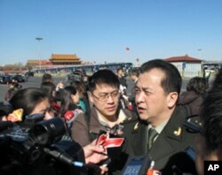 黄宏委员接受记者采访