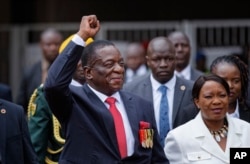 Emmerson Mnangagwa, center, and his wife Auxillia, right, arrive at the presidential inauguration ceremony in Harare, Zimbabwe, Nov. 24, 2017.