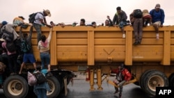 Foto de archivo de migrantes que participan caravanas que se dirige a Estados Unidos, sobre la carretera camino a Isla, estado de Veracruz, México.