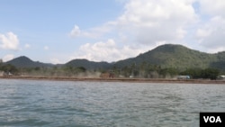 រូបឯកសារ៖ រថយន្តដឹកដីបើកបរនៅកន្លែងចាក់ដីលុបឆ្នេរសមុទ្រក្នុងក្រុងកែប ខេត្តកែប កាលពីថ្ងៃទី២៧ ខែធ្នូ ឆ្នាំ២០២១។ (ស៊ុន ណារិន/វីអូអេ)