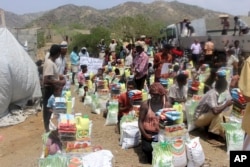 Men deliver aid donations from donors in Aslam, Hajjah, Yemen, Sept. 23, 2018. The United Nations and independent donors are rushing food to this desperate corner of northern Yemen where starving villagers were found to be living off leaves.