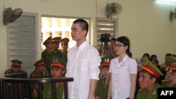 Nguyễn Phương Uyên, 21 tuổi, và Đinh Nguyên Kha, 25 tuổi đứng trước tòa án tỉnh Long An, ngày 16/5/2013.