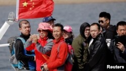 Du khách Trung Quốc đi tàu trên sông Yalu về phía Trung Quốc gần thành phố Đan Đông, tỉnh Liêu Ninh sát biên giới Triều Tiên, ngày 2/4/2017.