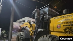 বুধবার রাতে বুলডোজার এবং এক্সক্যাভেটর দিয়ে বঙ্গবন্ধু স্মৃতি জাদুঘর ভেঙ্গে ফেলা হয়। ফটোঃ ৬ ফেব্রুয়ারি, ২০২৫।