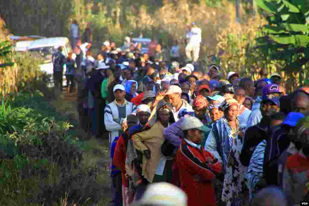 The line grows longer outside the Mutomo Primary School as crowds prepare to cast their ballots, Gatundu, Kenya, March 4, 2013. (J. Craig/VOA)