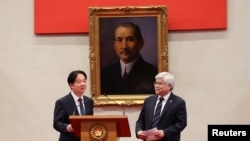 Presidenti i Tajvanit, Lai Ching-te dhe drejtuesi i kompanisë TSMC, C.C Wei gjatë një konference të përbashkët për shtyp në Taipei (6 mars 2025)