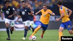 Eintracht Braunschweig's Christoffer Nyman, center right, is shown in action with VFL Wolfsburg's Daniel Didavi (11) in a Bundesliga relegation playoff match, May 29, 2017, in Braunschweig, Germany. 