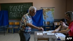 Seorang pria memberikan suaranya selama pemilihan Parlemen Eropa, di ibu kota Athena, Yunani, pada tanggal 9 Juni 2024 lalu.