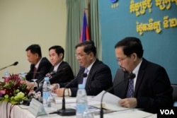 រូបឯកសារ៖ សមាជិក​របស់​គណៈកម្មាធិការ​ជាតិរៀបចំ​ការ​បោះ​ឆ្នោត (គ.ជ.ប.)​ ចូល​រួម​ក្នុង​កិច្ច​ប្រជុំ​ភាគី​ពាក់ព័ន្ធអំពី​ការ​បោះឆ្នោត​សភា​ជាតិ​ នីតិកាលទី​ ៤ ​កាលពី​ថ្ងៃទី​២៥ កុម្ភៈ ២០១៨​ នៅ​ទីស្នាក់ការកណ្តាល​របស់ ​គ.ជ.ប. រាជធានី​ភ្នំពេញ​។ (ទុំ ម្លិះ/វីអូអេ)