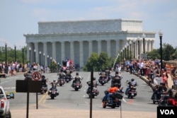 FILE - Participants drive toward the Lincoln Memorial during the Rolling Thunder 'Ride for Freedom' in Washington, May 25, 2014. (Brian Allen/VOA)