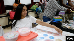 Srinidhi adalah salah seorang peserta Pameran Bisnis Anak-anak Gaithersburg (21/07). Dia menjual slime berwarna-warni dan beraroma -- dari aroma es krim, cereal sampai cokelat. (Foto: VOA/Andy Masfar)