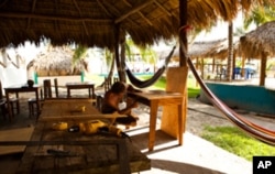 A Surf for Life volunteer crafts a desk out of local guanacaste wood in El Cuco, El Salvador.