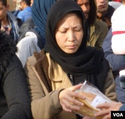 Refugees at Piraeus port, Athens. (Henry Ridgwell/VOA)