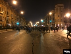 Several hundred people protesting on the streets of Chicago over a police video showing a white officer shooting a black teenager 16 times, Nov. 24, 2015. (C. Presutti/VOA)