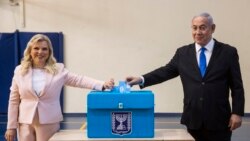 La justicia israelí acusa al primer ministro y su esposa de recibir regalos millonarios a cambio de favores.