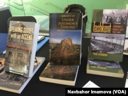 Anjumanda ko'z-ko'z qilinayotgan kitoblar