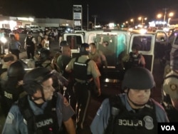 Police make an arrest on West Florissant in Ferguson, Missouri, Aug. 10, 2015. (Kane Farabaugh/VOA News)