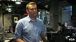 Russian opposition blogger Alexei Navalny talks to VOA's Daniel Schearf in Moscow, May 28, 2015.