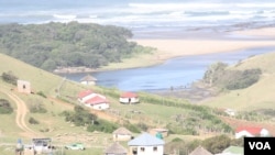 Part of Nqileni village at the mouth of the Bulungula River in South Africa’s Eastern Cape province (D. Taylor/VOA)