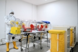 Seorang petugas medis memeriksa peralatan medis di Wisma Atlet Kemayoran untuk mencegah penyebaran wabah virus corona di Jakarta, 23 Maret 2020. (Foto: Antara/Hafidz Mubarak A via Reuters)