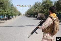 Fuerzas de seguridad afganas vigilan un área en la provincia de Kunduz, al norte de Kabul, durante un enfrentamiento con combatientes talibanes, el sábado 31 de agosto de 2019.