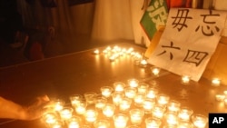 台灣民眾在台北點燃蠟燭紀念八九六四21週年。