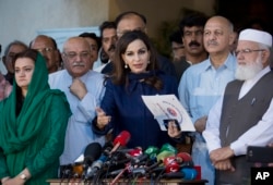 Sherry Rehman, center, briefs members of the media about all parties conference proceedings in Islamabad, Aug. 2, 2018. The All Party Conference (APC) meeting was held by the opposition to devise a strategy to decide a course of action with regards to to alleged rigging of elections.