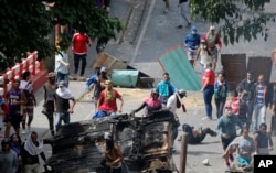 Anti-government protesters face off with security forces as they show support for an apparent mutiny by a national guard unit in the Cotiza neighborhood of Caracas, Venezuela, Jan. 21, 2019.