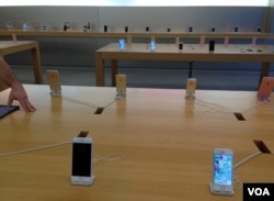 FILE - iPhones on display at an Apple store in Virginia, USA, April 4, 2016. (Photo: Diaa Bekheet/VOA)