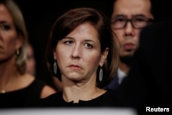Ashley Kavanaugh escucha a su esposo, el candidato a la Corte Suprema de los Estados Unidos Brett Kavanaugh, testificar ante una audiencia de confirmación del Comité Judicial del Senado en el Capitolio en Washington, EE.UU., el 27 de septiembre de 2018. REUTERS / Jim Bourg.