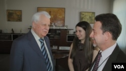 Ukraine's first president, Leonid Kravchuk, speaks to VOA's Steve Herman in Kyiv, March 25, 2013.