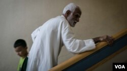 A man makes his way up the hotel's stairs to his room. There are a diverse range of nationalities at the hotel, including Syrians, Pakistanis, Afghanis and Iranians. (J. Owens/VOA)
