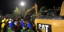 រូប​ថត​នៃ​ការ​ផ្សាយផ្ទាល់​មួយ​របស់​បណ្តាញ​ព័ត៌មាន​ក្នុង​ស្រុក​វីអូឌី​នៅ​វេលា​ម៉ោង​១១​យប់​ថ្ងៃ​សុក្រ​ទី​៣ ខែ​មករា ឆ្នាំ ២០១៩ បង្ហាញ​ពី​គំនរ​នៅកន្លែង​អគារកម្ពស់​៦​ជាន់​រលំ​ក្នុង​ខេត្ត​កែប។ (Facebook/VOD Khmer)