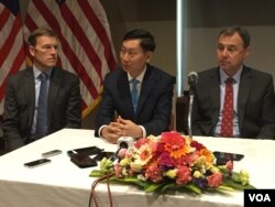 ប្រធានក្រុមហ៊ុន​ GE​ លោក​ Wouter Van Wersh ​នៅ​ខាង​ឆ្វេងដៃ​ លោក​ កែវ រតនៈ ប្រតិភូ​រដ្ឋា​ភិបាល​ទទួល​បន្ទុក​គ្រប់​គ្រង​អគ្គិសនី​កម្ពុជា​នៅកណ្តាល និង​លោកឯកអគ្គរដ្ឋ​ទូត​សហរដ្ឋ​អាមេរិក​ William Heidt ​នៅខាង​ស្តាំ​ដៃ​ ធ្វើ​សន្និសីទ​ព័ត៌មាន​ កាលពីថ្ងៃ​ទី​ ២៦ ខែមេសា ឆ្នាំ២០១៧។ (ហ៊ុល រស្មី/VOA)