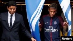 Soccer Football - Paris Saint-Germain F.C. - Neymar Jr Press Conference - Paris, France - August 4, 2017 New Paris Saint-Germain signing Neymar Jr and Chairman and CEO Nasser Al-Khelaifi REUTERS/Christian Hartmann - RTS1ADQN