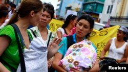 Women march with their children to demand longer maternity leave, San Jose, Costa Rica, Jan. 18, 2013.