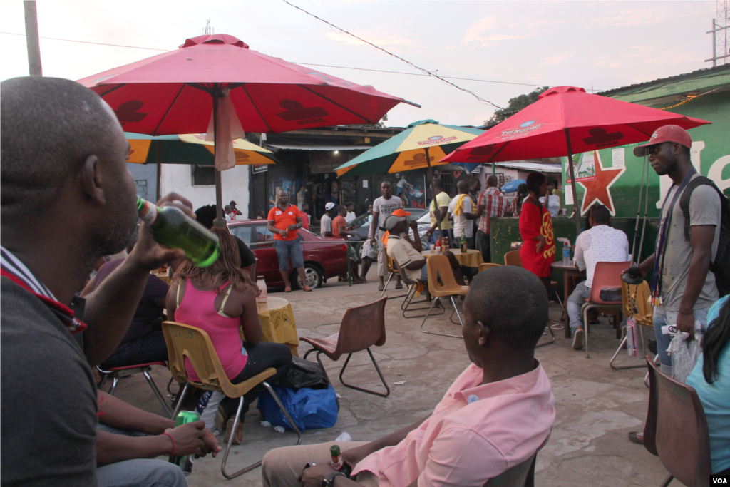 It's still bright outside when people come to the Exodus nightclub on a Saturday night. They will leave early too because the curfew closes the club at 11pm. Some nightclubs open as early as 5pm, Monrovia, Liberia, Oct. 9, 2014. (Benno Muchler/VOA)