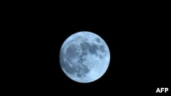 "Plavi Mesec" na nebu iznad distrikta Kamrup u Indiji (Foto: Biju BORO / AFP)