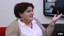 2017年4月3日在香港拍卖的， 美国著名波普艺术家沃霍尔的名画《毛主席》(视频截图)。 拍卖以9850万港元（约1260万美元）成交。这一落槌价虽然刷新了苏富比西方当代艺术品在香港的拍卖纪录，但是远低于1500万美元的预估价。 这幅毛泽东画像是已故波普艺术家安迪&middot;沃霍尔1973年的作品。安迪&middot;沃霍自上世纪70年代以来，以红宝书中的毛泽东肖像画为模板，创作了毛泽东画像系列。在这次拍卖的这幅1973年的作品中，毛泽东身穿红色中山装。 苏富比没有透露买家的身份。但拍卖前有专家担心，鉴于画作的争议性，中国大陆的买家或许需要考虑再三。苏富比的工作人员表示，应该用艺术而非政治的眼光去看待这些作品。