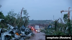 Puing-puing berserakan di pinggir jalan setelah tornado mengoyak distrik Caidian di Wuhan, Provinsi Hubei, China, 15 Mei 2021. (Foto: cnsphoto via REUTERS)