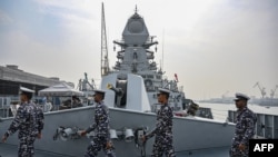 ফাইল- মুম্বাইয়ের নৌ ডকইয়ার্ডে ক্ষেপণাস্ত্র বিধ্বংসী আইএনএস ইম্ফালের ডেকের উপর নাবিকরা হাঁটছেন। ২২ ডিসেম্বর,২০২৩।