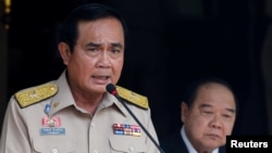 PM Thailand Prayuth Chan-ocha (kiri) memberikan keterangan pada sebuah konferensi pers di Bangkok (foto: dok).