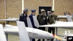 伊朗陸軍網站2023年4月20日公佈的照片顯示伊朗軍隊最高層將領參加向伊朗陸軍提供無人機的儀式。