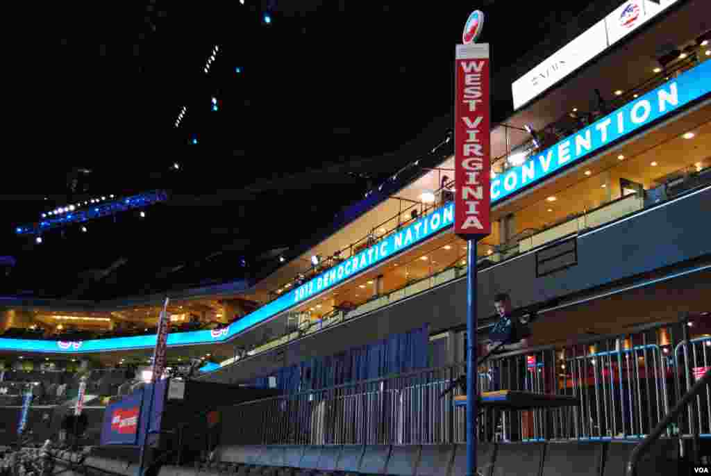 Tanda delegasi West Virginia di Time Warner Cable Arena. (J. Featherly/VOA) 