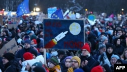 Учасник тримає плакат із написом "Нацисти на місяць" під час демонстрації проти расизму та ультраправої політики перед будівлею Рейхстагу в Берліні, 21 січня 2024 року. (Фото: КРІСТІАН МАНГ / AFP)