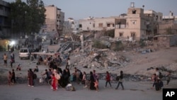 Los palestinos desplazados por la ofensiva aérea y terrestre israelí en la Franja de Gaza huyen de partes de Jan Yunis tras una orden de evacuación del Ejército israelí para abandonar la parte oriental de la segunda ciudad más grande de la Franja de Gaza el 1 de julio de 2024.