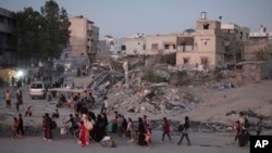 Palestinci raseljeni zbog izraelske zračne i kopnene ofanzive na pojas Gaze bježe iz dijelova Kan Younisa nakon naredbe izraelske vojske da napuste istočni dio drugog po veličini grada u Pojasu Gaze 1. jula 2024. godine.