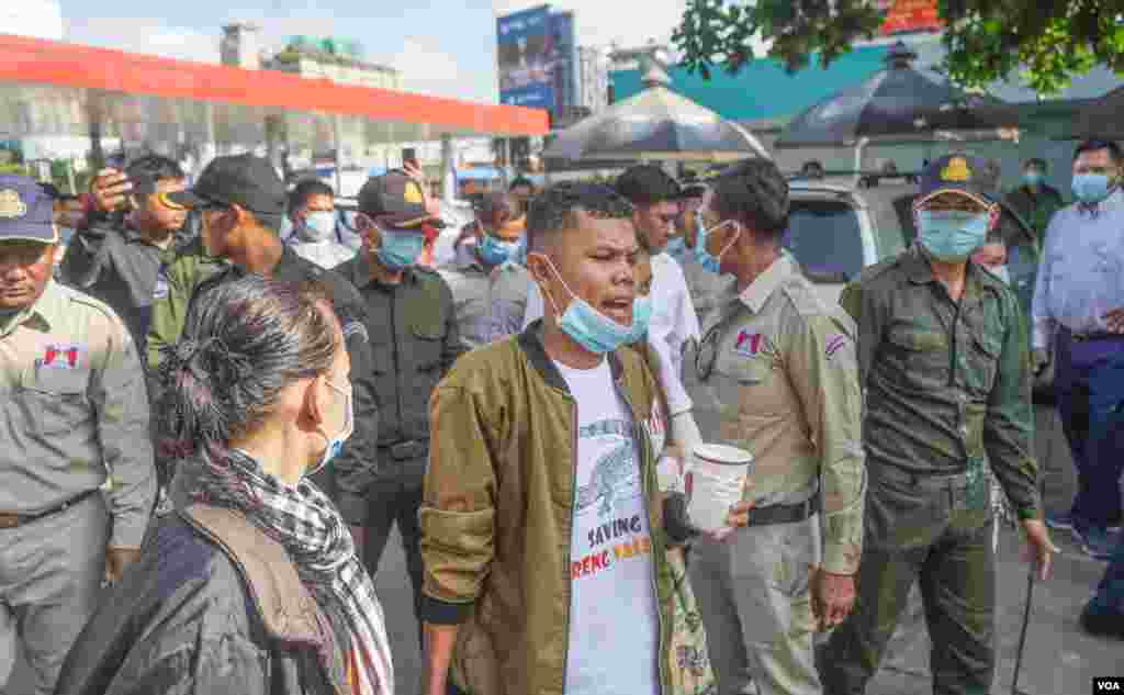 ទិដ្ឋភាព​នៃ​ការ​ជួបជុំ​ ដើម្បី​​ប្រារព្ធ​ខួប​បួន​ឆ្នាំ​នៃ​ឃាតកម្ម​លើ​លោក​ កែម​ ឡី នៅ​បរិវេណ​ស្ថានីយ៍​ប្រេងឥន្ធនៈ​កាល់តិច​ ស្តុប​បូកគោ​ រាជធានី​ភ្នំពេញ​ ថ្ងៃ​ទី​៨ ខែក្កដា​ ឆ្នាំ២០២០។ (ខាន់ សុគុំមនោ​​/វីអូអេ)